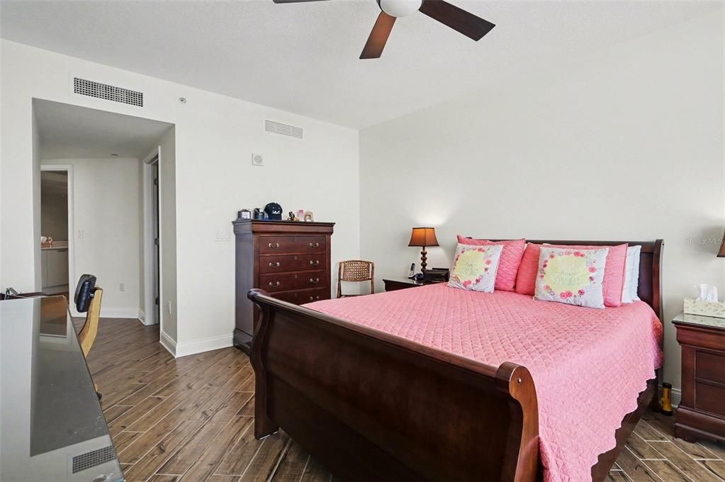 For Sale: $349,000 (3 beds, 3 baths, 1922 Square Feet)