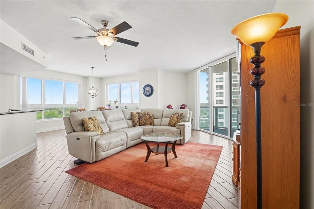 For Sale: $349,000 (3 beds, 3 baths, 1922 Square Feet)