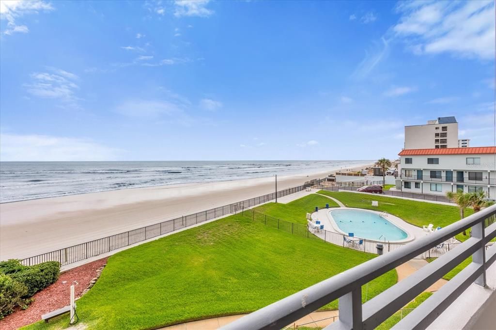 Active With Contract: $410,000 (2 beds, 2 baths, 1347 Square Feet)