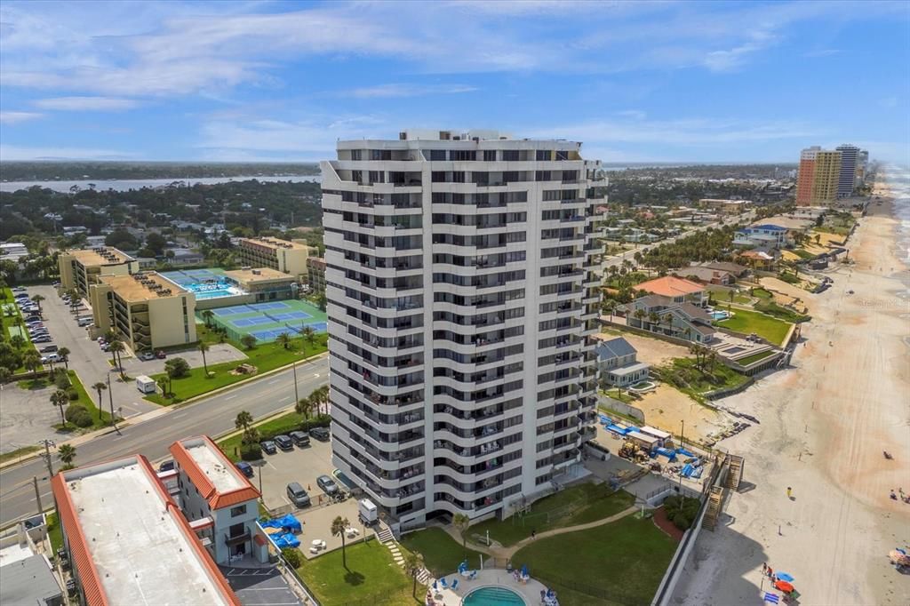 Active With Contract: $410,000 (2 beds, 2 baths, 1347 Square Feet)