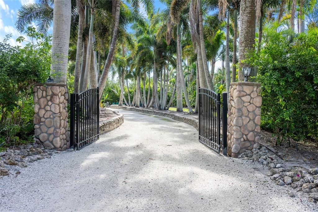 待售: $9,850,000 (2.43 acres)