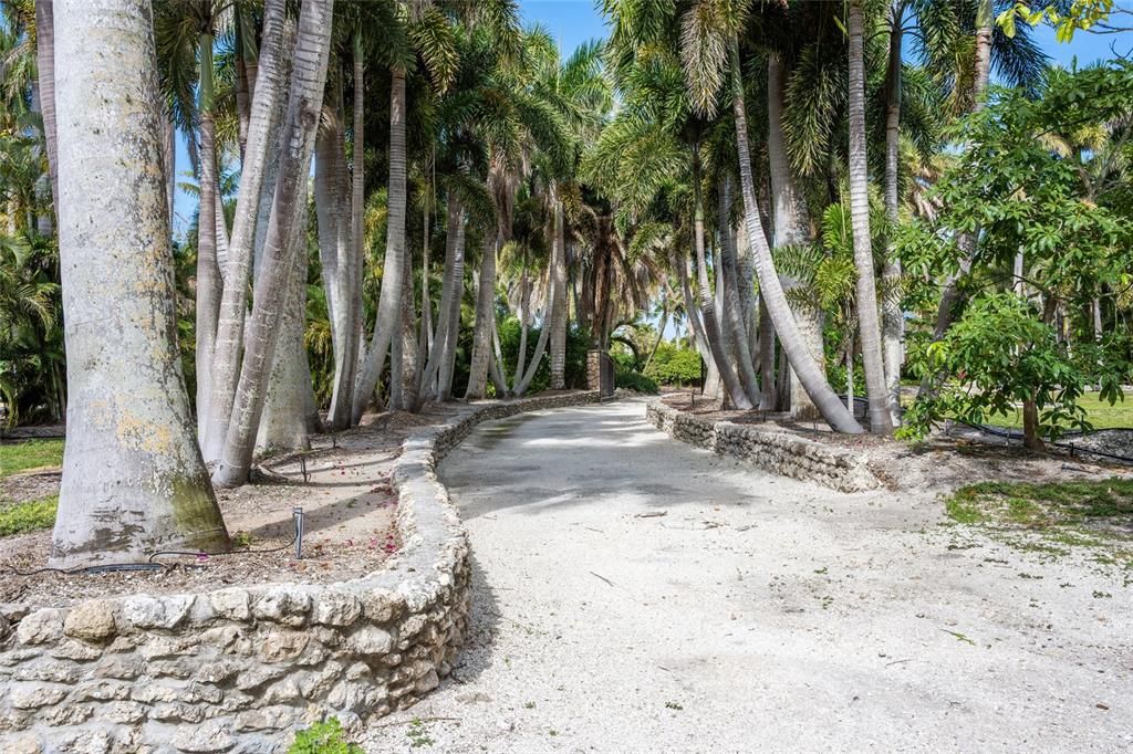 待售: $9,850,000 (2.43 acres)