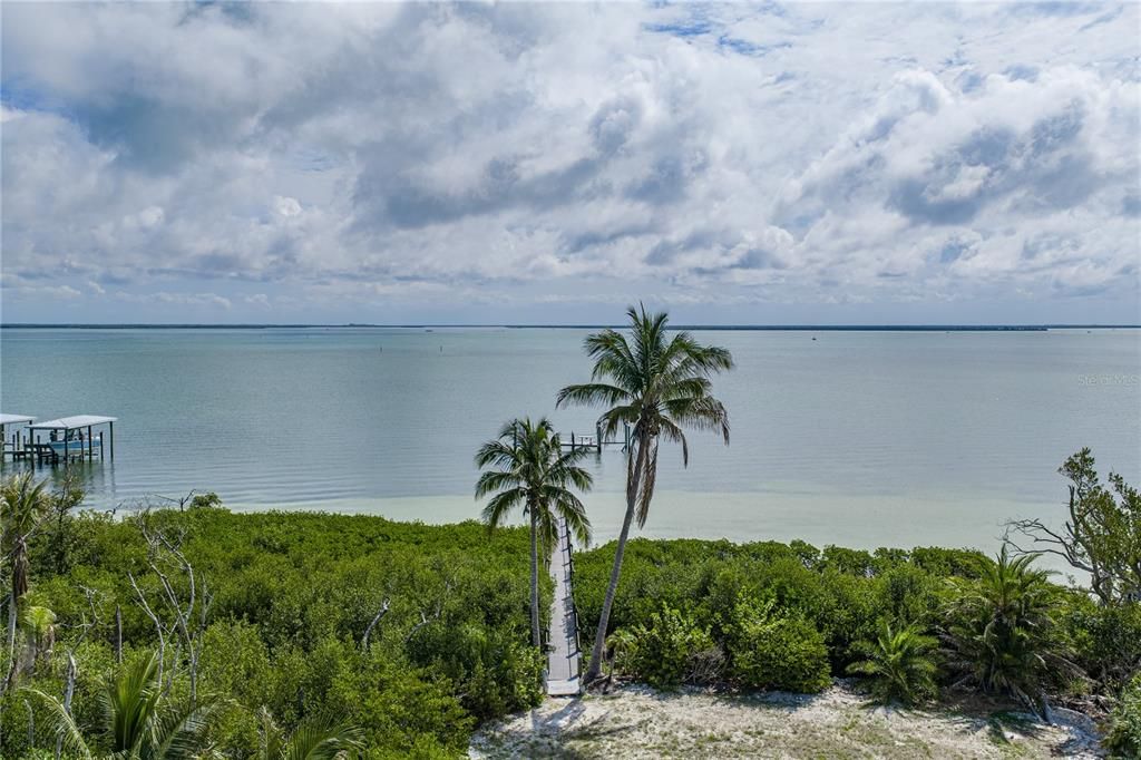 待售: $9,850,000 (2.43 acres)