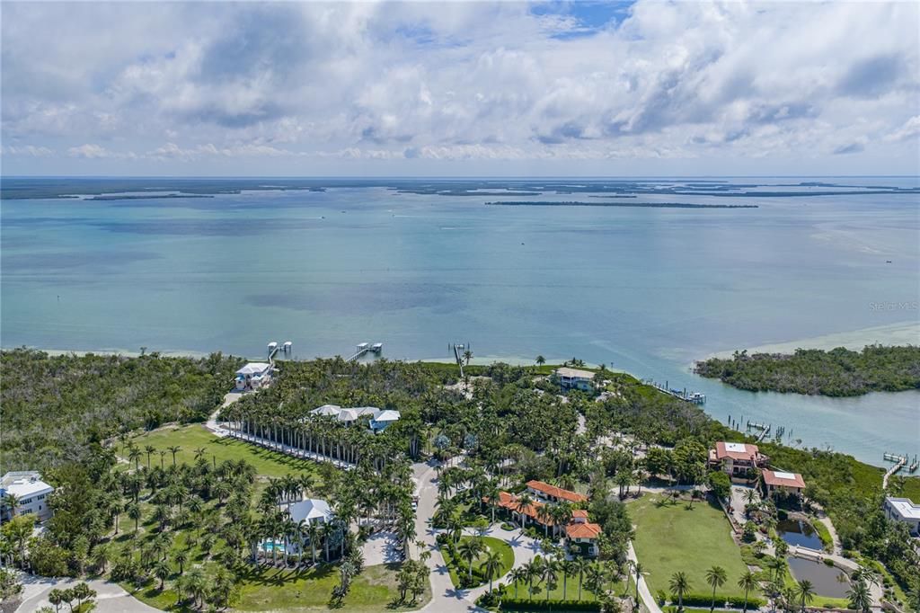 待售: $9,850,000 (2.43 acres)