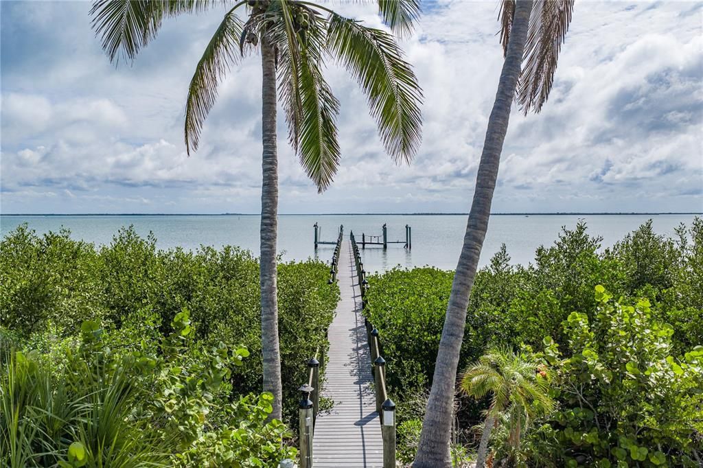 待售: $9,850,000 (2.43 acres)