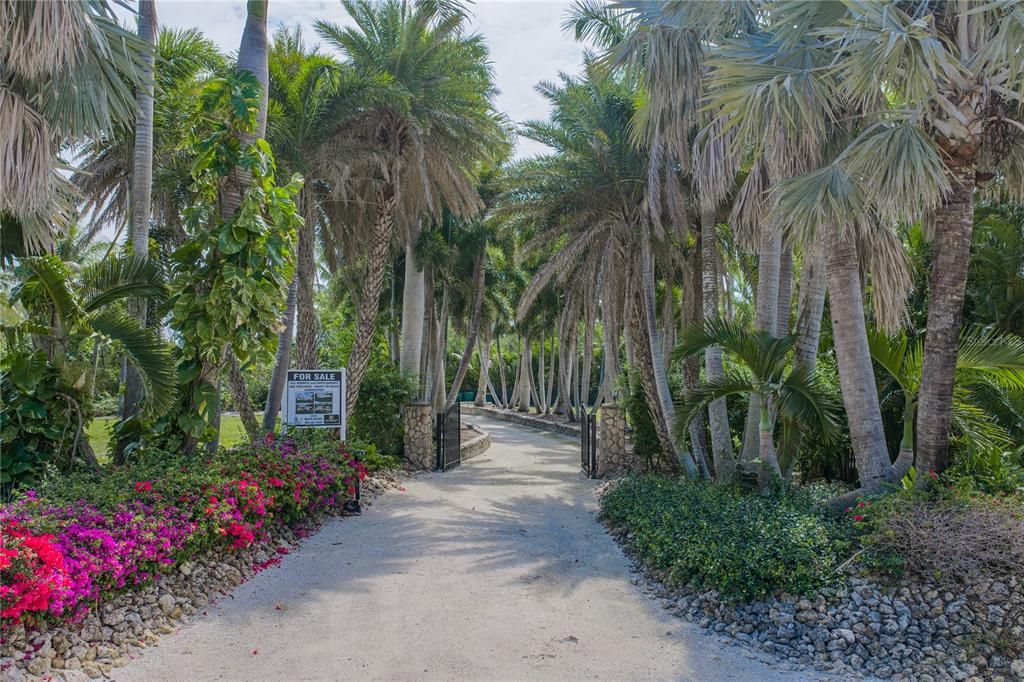 待售: $9,850,000 (2.43 acres)