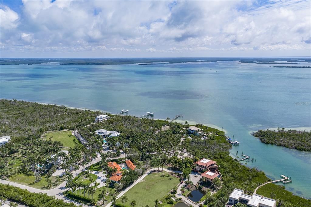 待售: $9,850,000 (2.43 acres)