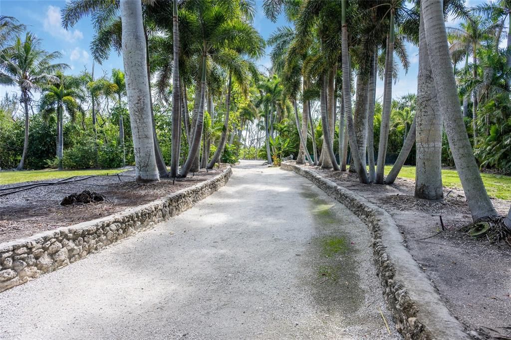 待售: $9,850,000 (2.43 acres)