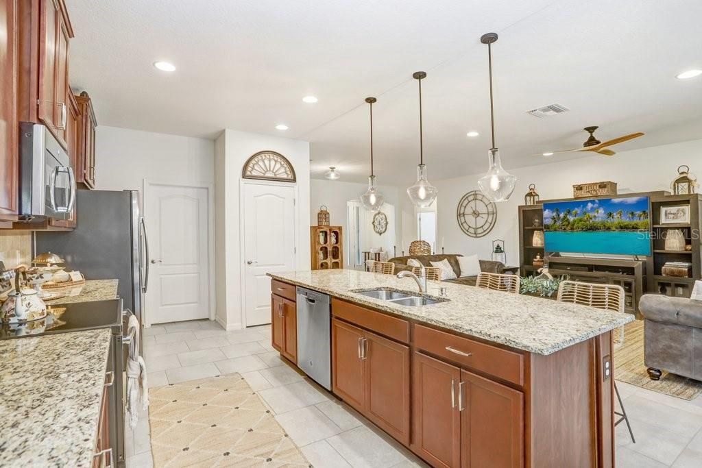En Venta: $615,000 (3 camas, 2 baños, 1828 Pies cuadrados)