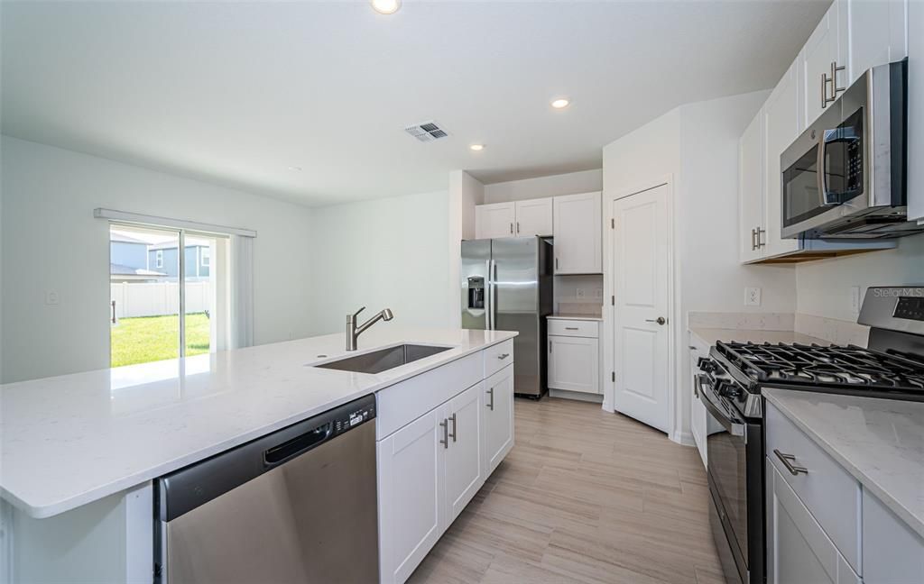 For Rent: $2,650 (4 beds, 2 baths, 1870 Square Feet)