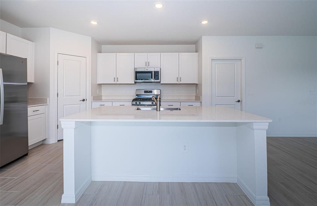 For Rent: $2,650 (4 beds, 2 baths, 1870 Square Feet)