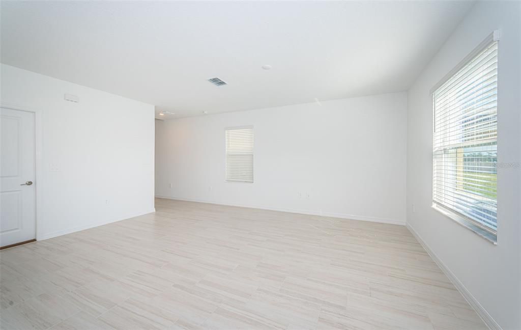 For Rent: $2,650 (4 beds, 2 baths, 1870 Square Feet)