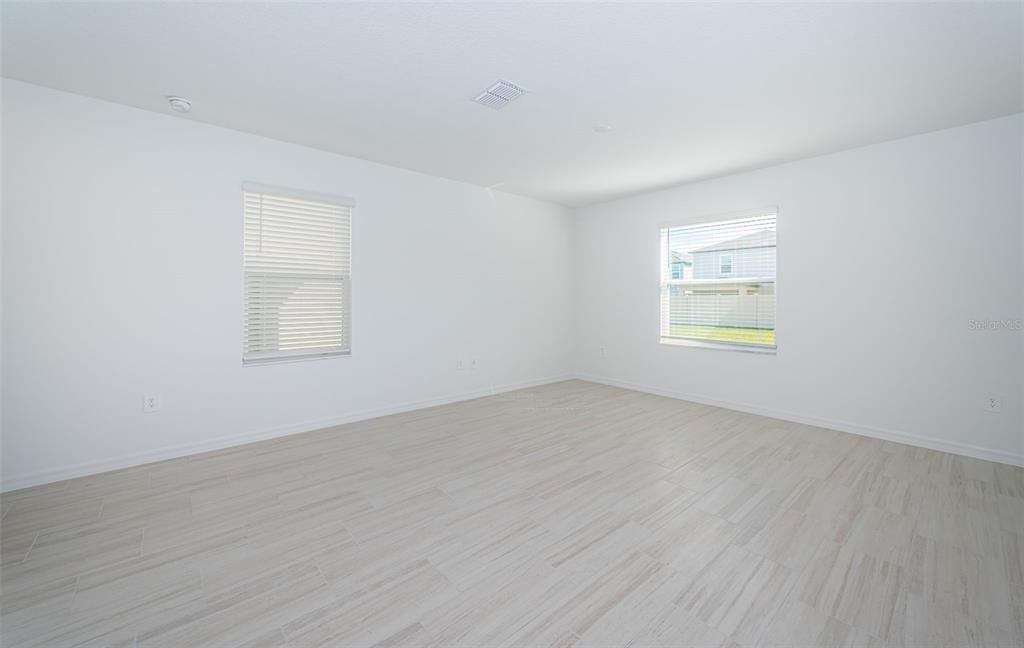 For Rent: $2,650 (4 beds, 2 baths, 1870 Square Feet)