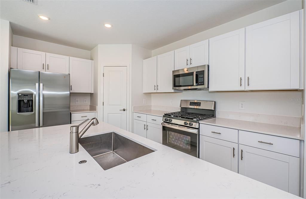 For Rent: $2,650 (4 beds, 2 baths, 1870 Square Feet)