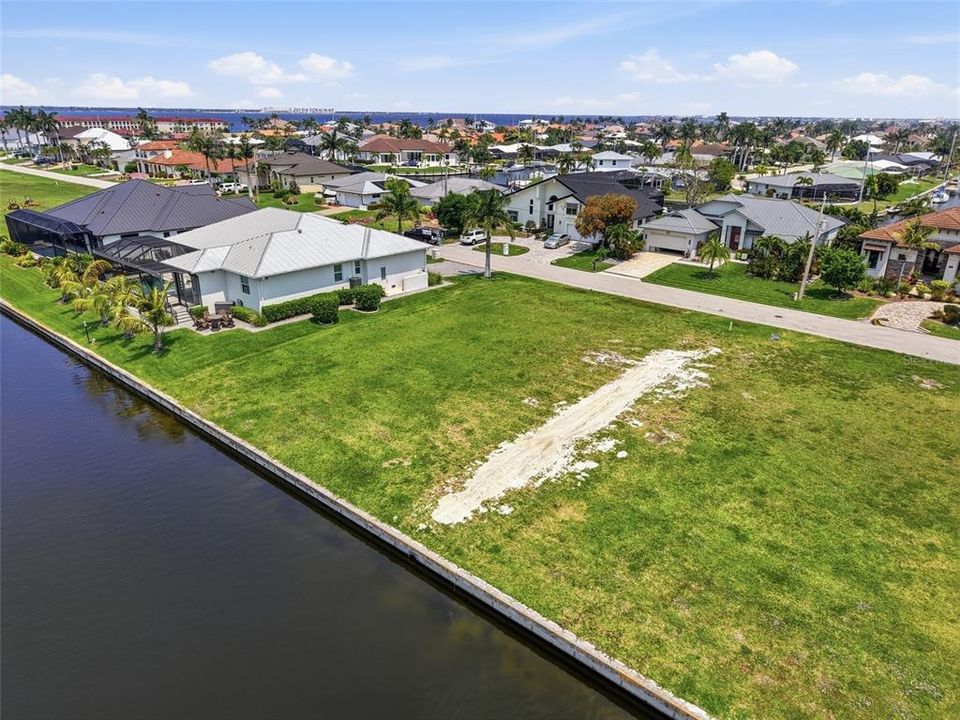 На продажу: $294,000 (0.22 acres)