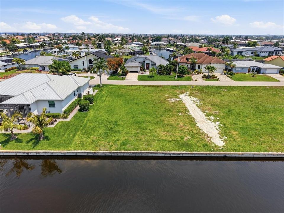 На продажу: $294,000 (0.22 acres)