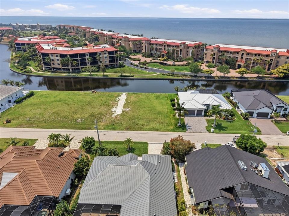 На продажу: $294,000 (0.22 acres)