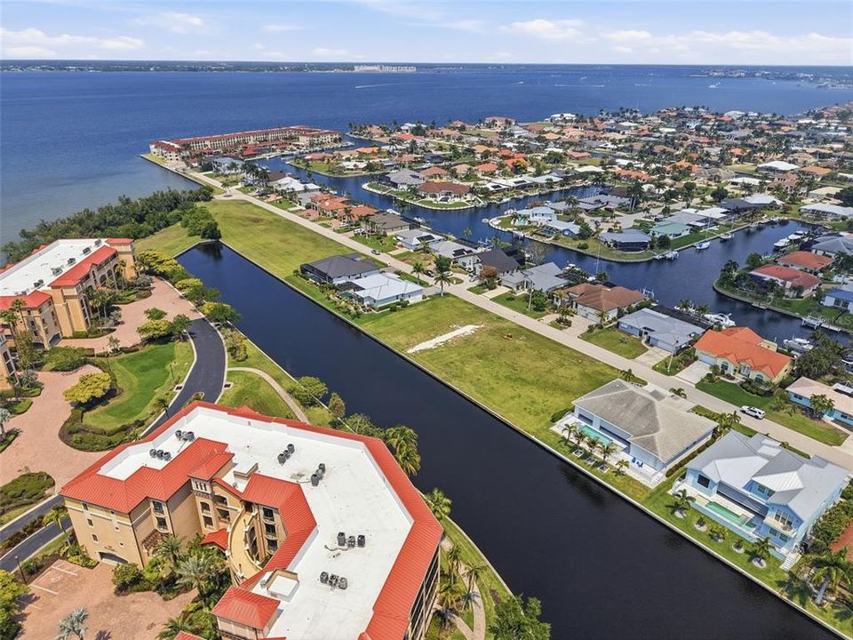 На продажу: $294,000 (0.22 acres)