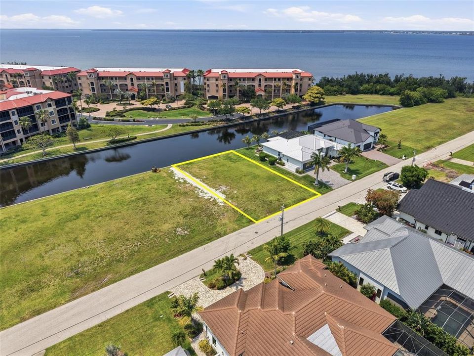 На продажу: $294,000 (0.22 acres)