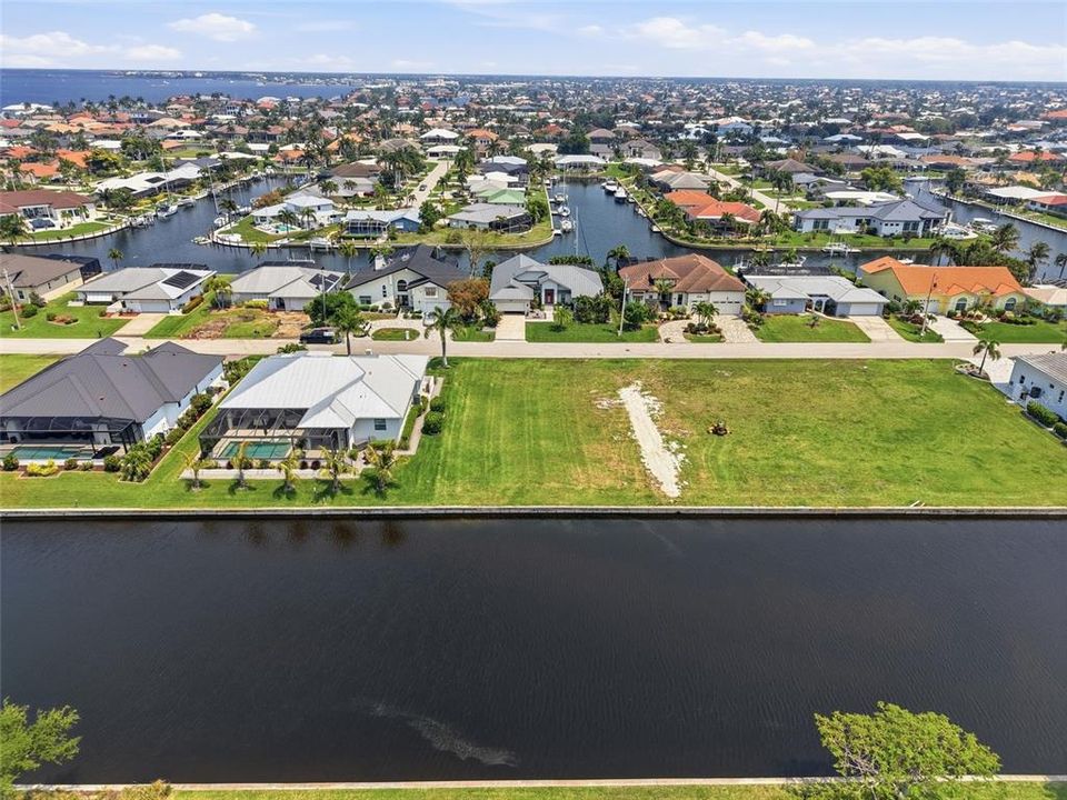 На продажу: $294,000 (0.22 acres)