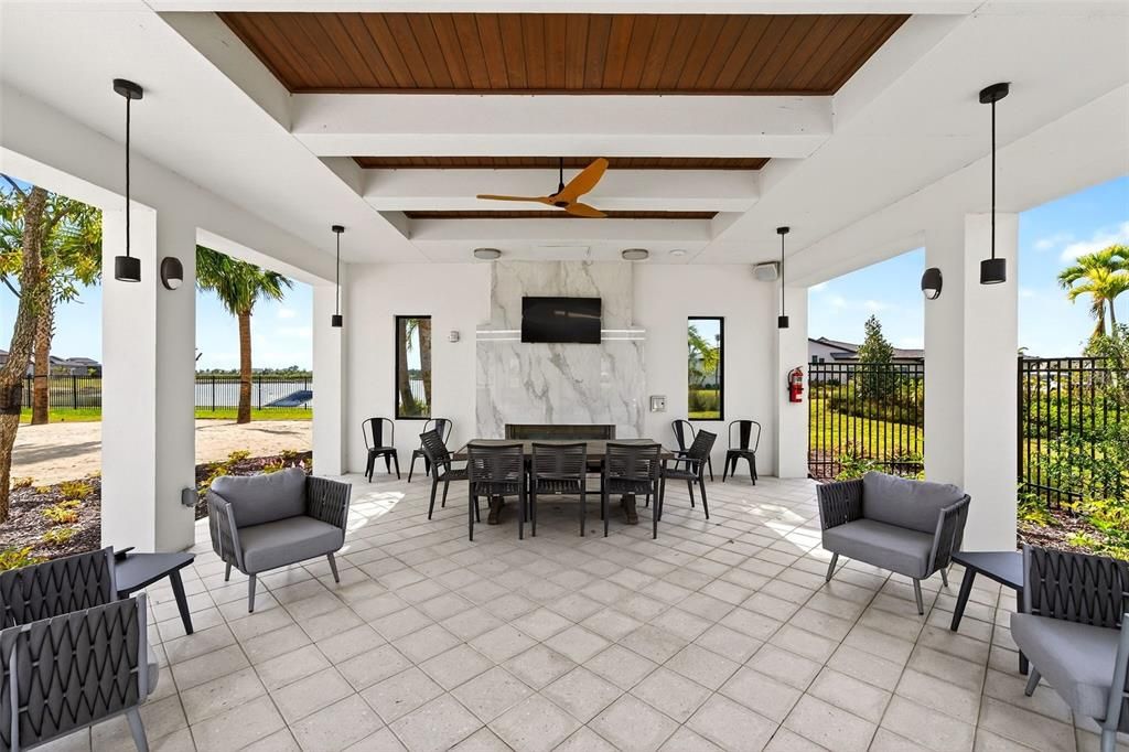 Activo con contrato: $1,295,000 (5 camas, 4 baños, 3167 Pies cuadrados)