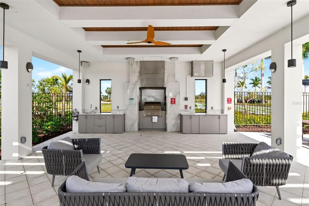 Activo con contrato: $1,295,000 (5 camas, 4 baños, 3167 Pies cuadrados)