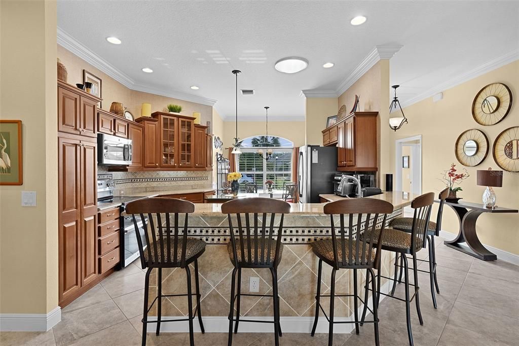 Activo con contrato: $899,000 (3 camas, 3 baños, 3054 Pies cuadrados)