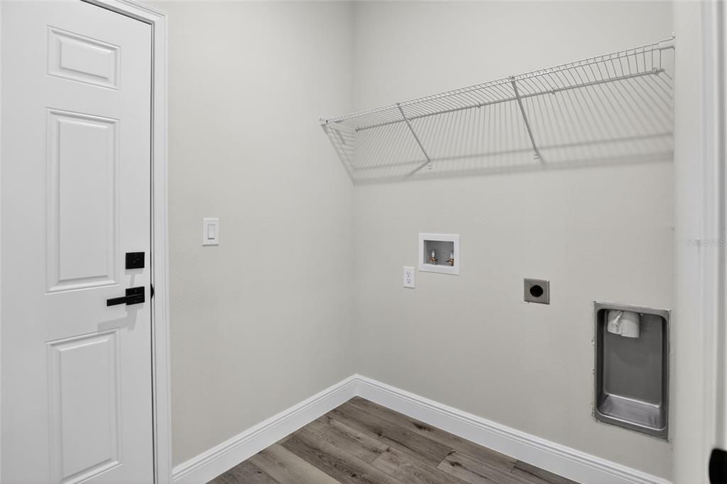 For Rent: $2,150 (4 beds, 2 baths, 1833 Square Feet)