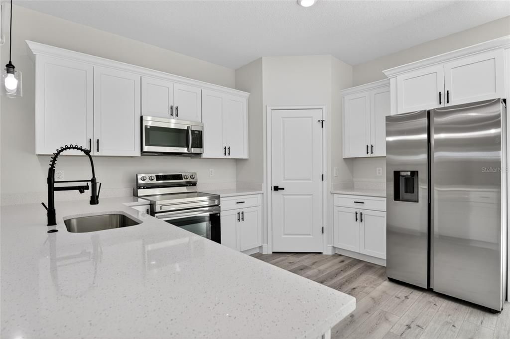 For Rent: $2,150 (4 beds, 2 baths, 1833 Square Feet)