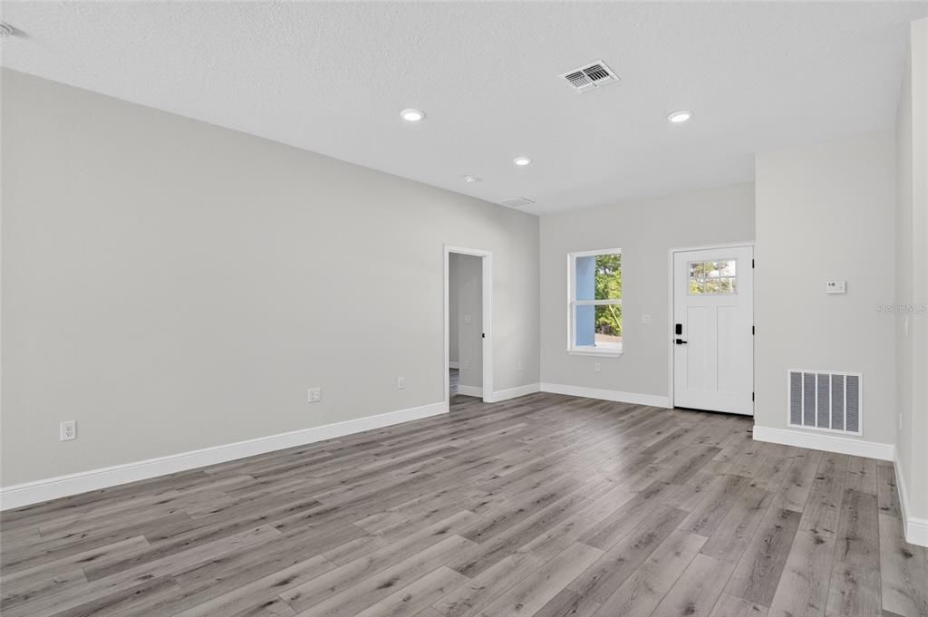 For Rent: $2,150 (4 beds, 2 baths, 1833 Square Feet)