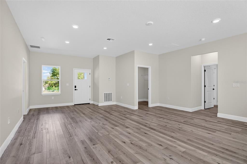 For Rent: $2,150 (4 beds, 2 baths, 1833 Square Feet)