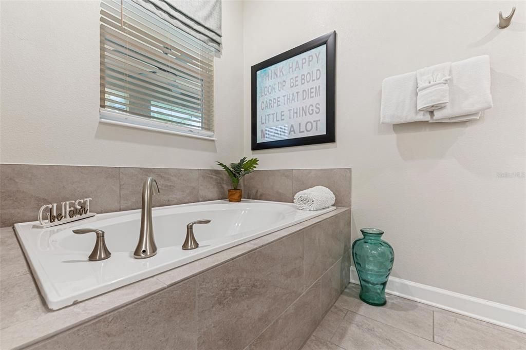 For Sale: $949,000 (9 beds, 5 baths, 4289 Square Feet)