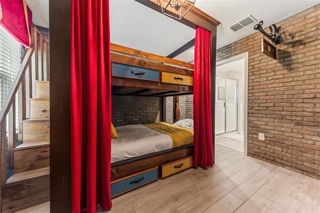 For Sale: $949,000 (9 beds, 5 baths, 4289 Square Feet)