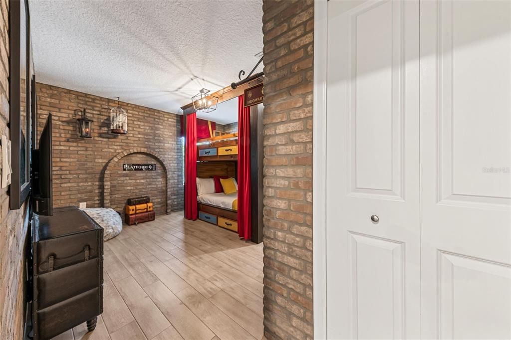 For Sale: $949,000 (9 beds, 5 baths, 4289 Square Feet)