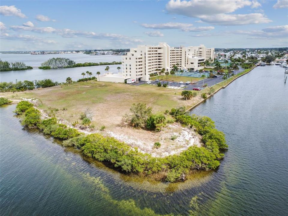 На продажу: $298,000 (2 спален, 2 ванн, 950 Квадратных фут)