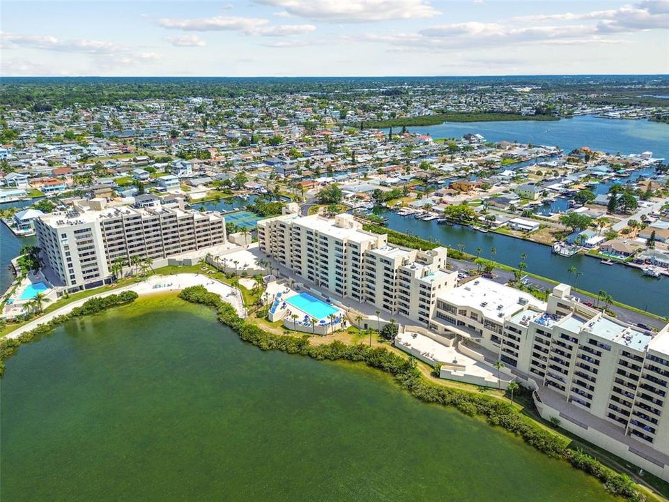 На продажу: $298,000 (2 спален, 2 ванн, 950 Квадратных фут)