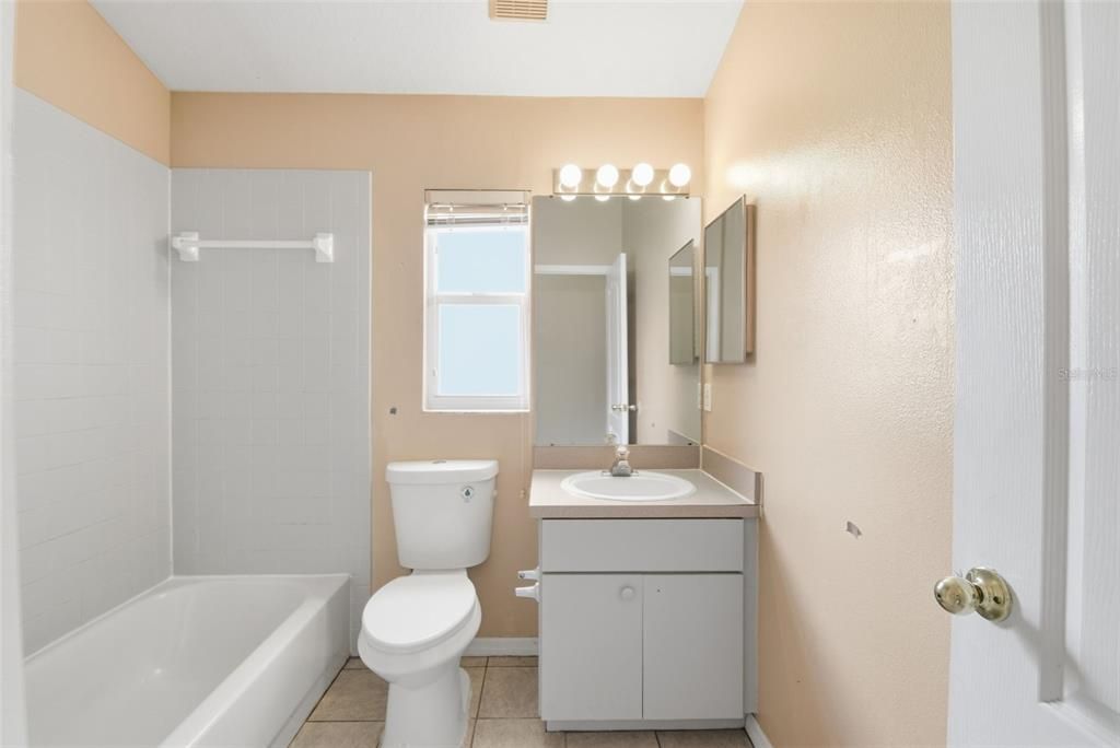 Activo con contrato: $399,900 (4 camas, 3 baños, 2316 Pies cuadrados)