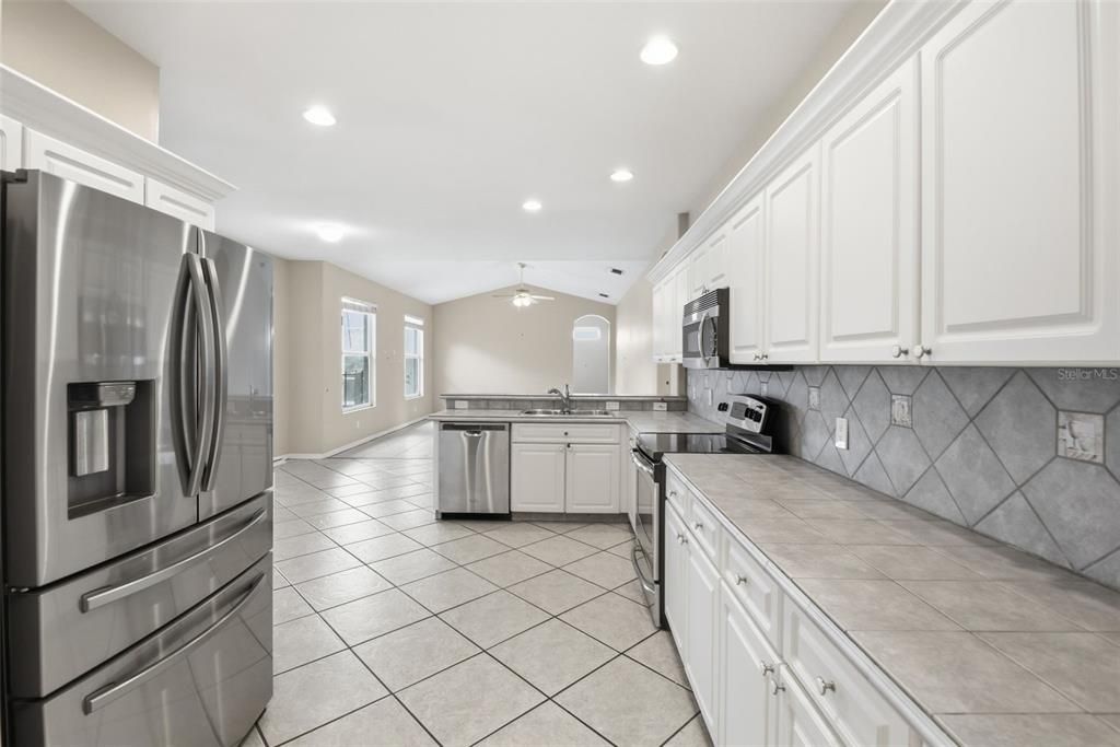 Activo con contrato: $399,900 (4 camas, 3 baños, 2316 Pies cuadrados)