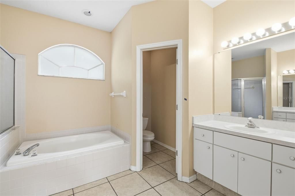 Activo con contrato: $399,900 (4 camas, 3 baños, 2316 Pies cuadrados)