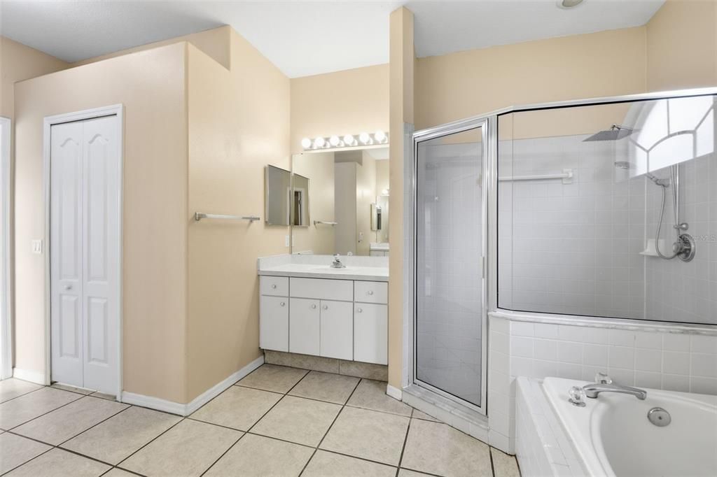 Activo con contrato: $399,900 (4 camas, 3 baños, 2316 Pies cuadrados)
