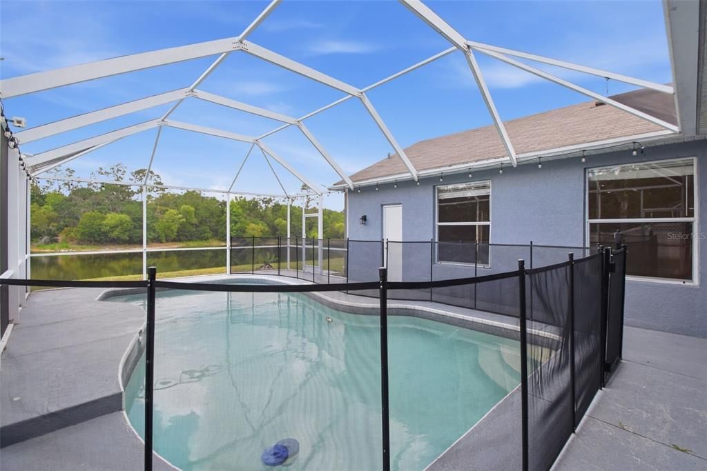 Activo con contrato: $399,900 (4 camas, 3 baños, 2316 Pies cuadrados)