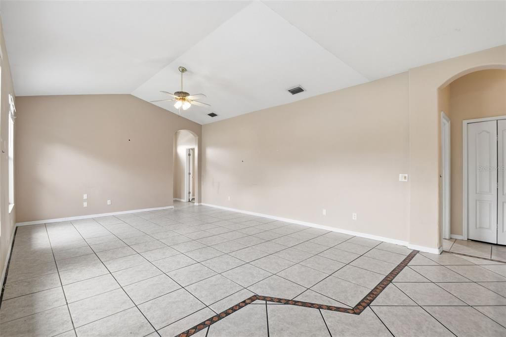 Activo con contrato: $399,900 (4 camas, 3 baños, 2316 Pies cuadrados)