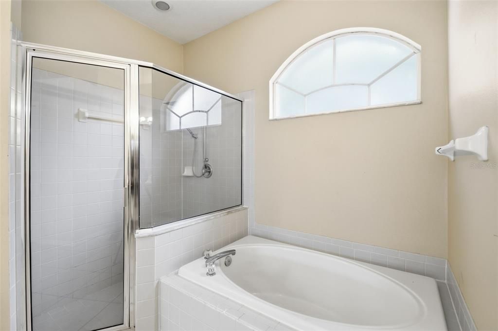 Activo con contrato: $399,900 (4 camas, 3 baños, 2316 Pies cuadrados)