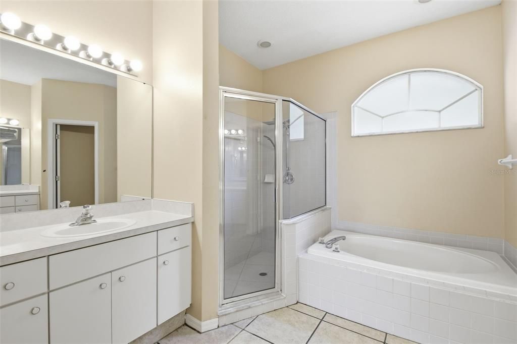 Activo con contrato: $399,900 (4 camas, 3 baños, 2316 Pies cuadrados)