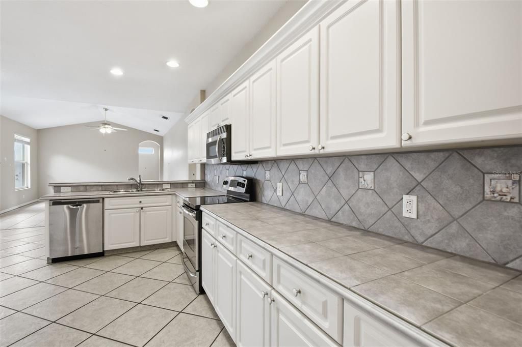 Activo con contrato: $399,900 (4 camas, 3 baños, 2316 Pies cuadrados)
