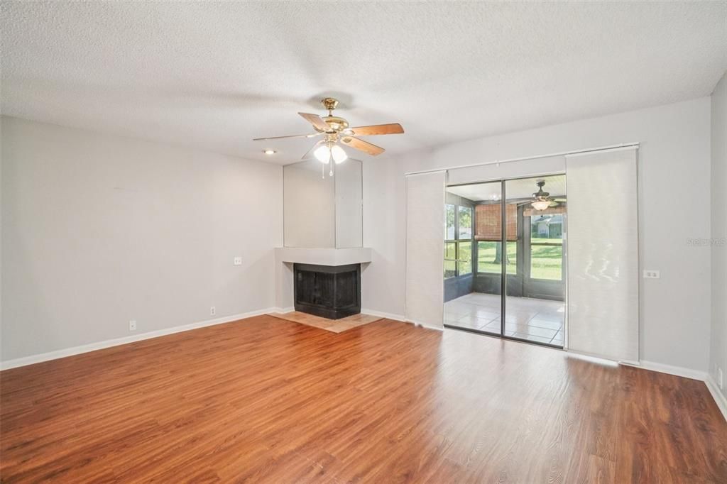 For Sale: $225,000 (2 beds, 2 baths, 1252 Square Feet)