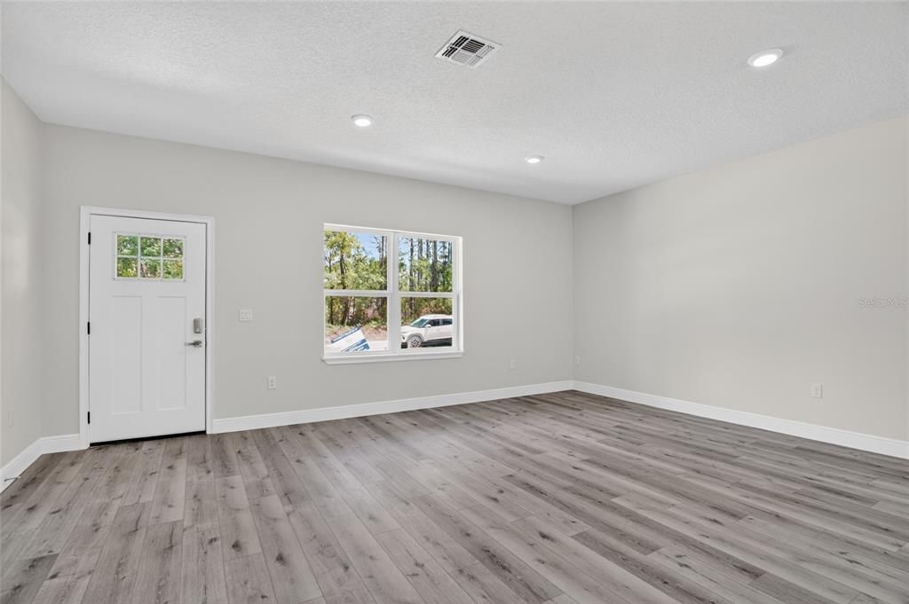 For Rent: $2,150 (4 beds, 2 baths, 1833 Square Feet)