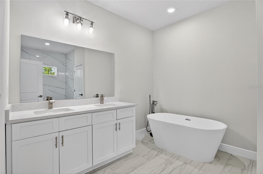 For Rent: $2,150 (4 beds, 2 baths, 1833 Square Feet)