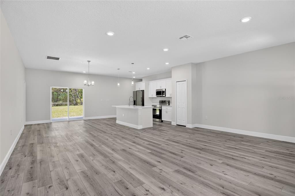 For Rent: $2,150 (4 beds, 2 baths, 1833 Square Feet)