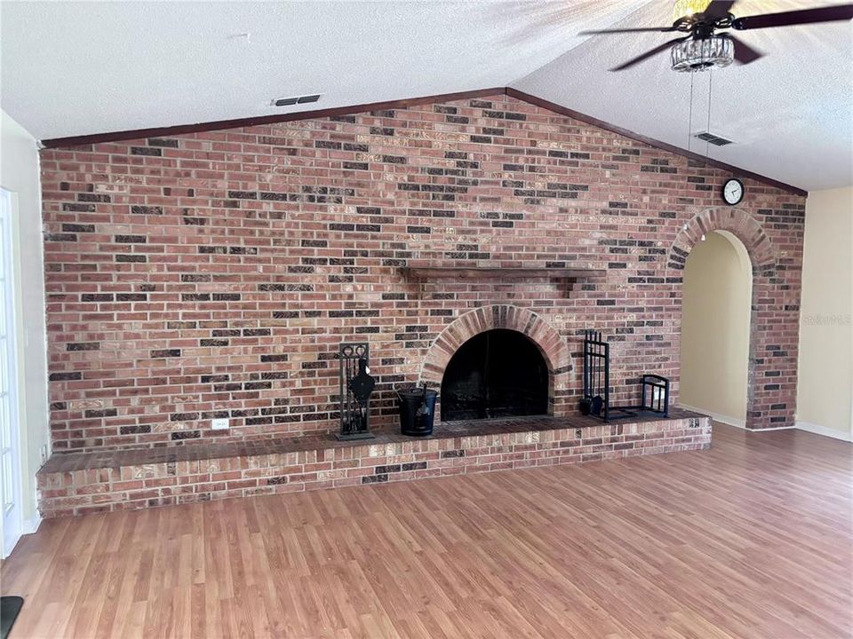 For Rent: $2,200 (3 beds, 2 baths, 1864 Square Feet)